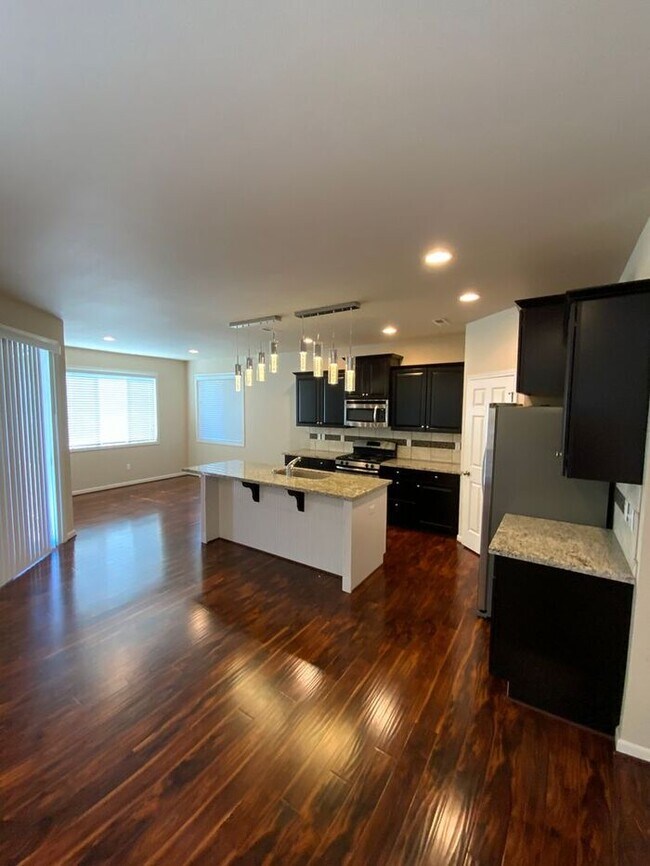 Building Photo - AVAILABLE NOW!! Puyallup 4bdr 2.5bath home...