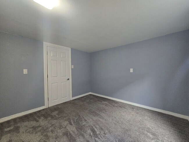 Building Photo - 1403 12th St W