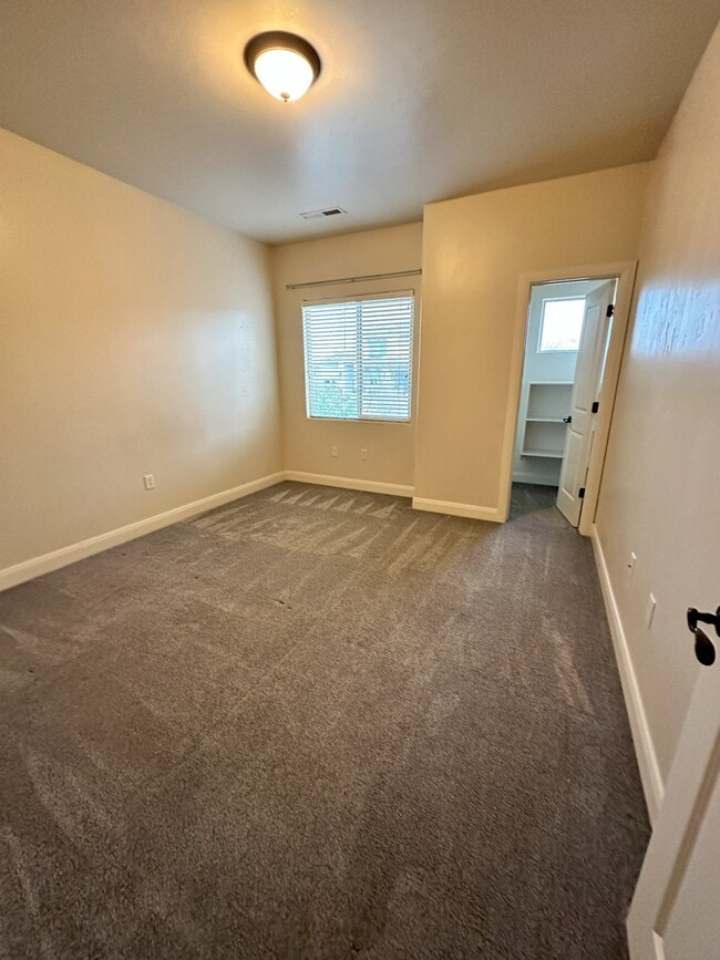 Building Photo - 1038 E Stable Way