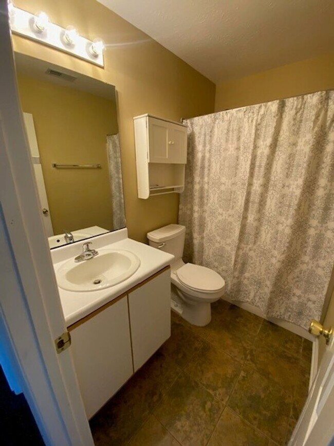 Building Photo - Welcome to this stunning 3-bedroom, 2-bath...