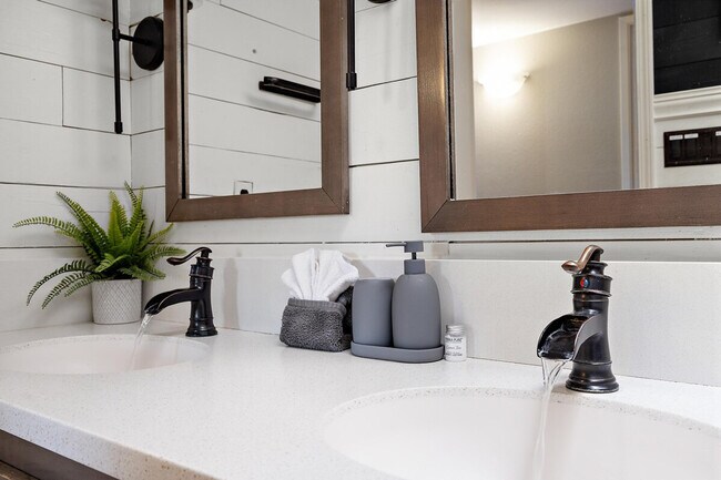 Building Photo - 4332 E Cherokee St