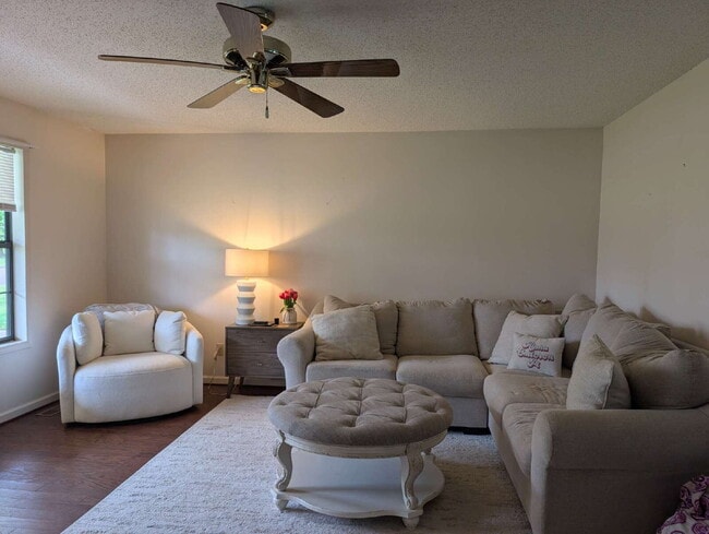Building Photo - "Charming 3-Bedroom Retreat with 2 Full Baths in Tranquil Martin, TN"