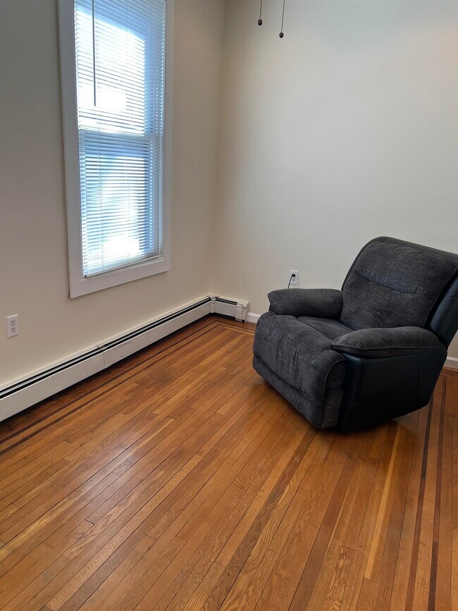 Building Photo - 220 Bay St