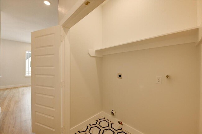 Building Photo - 811 E 39th St