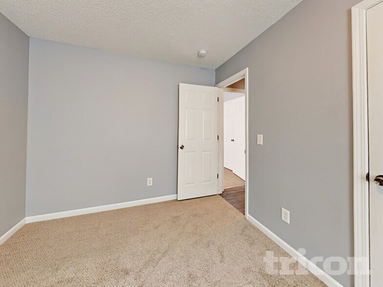Building Photo - 120 Oakbrook Village Rd