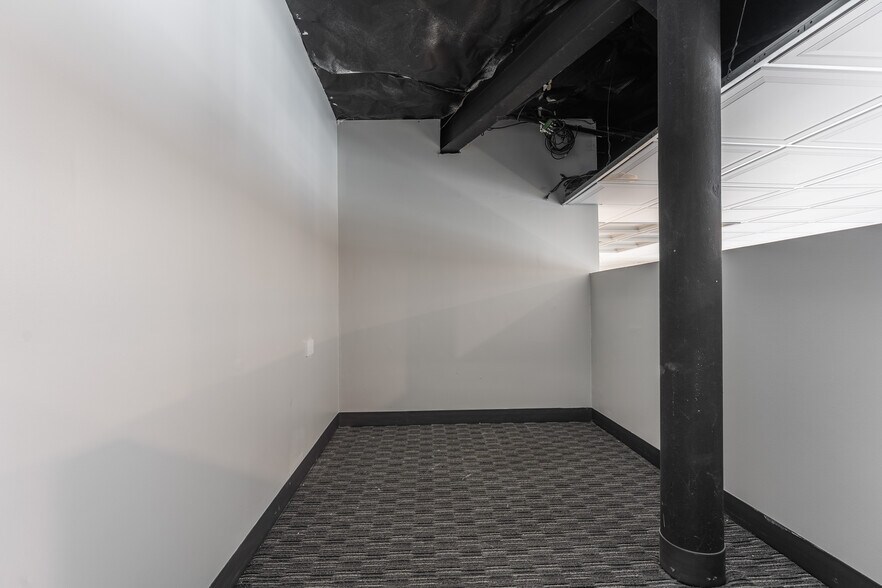 Building Photo - 300 N Ogden Ave