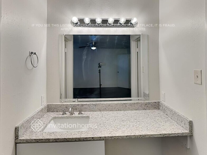 Building Photo - 13942 Towneway Dr