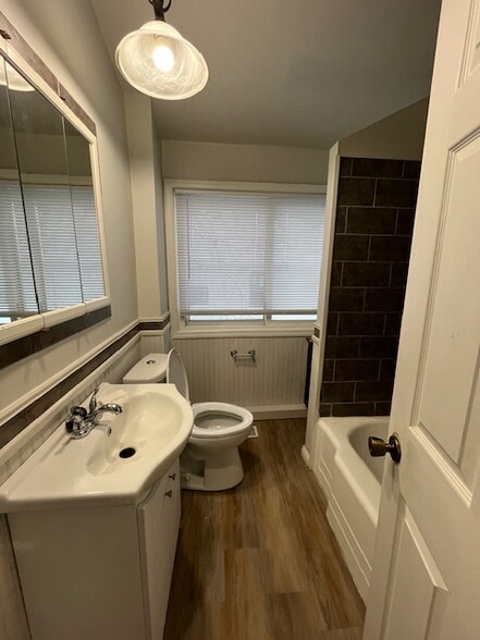 Building Photo - 230 E Victoria St