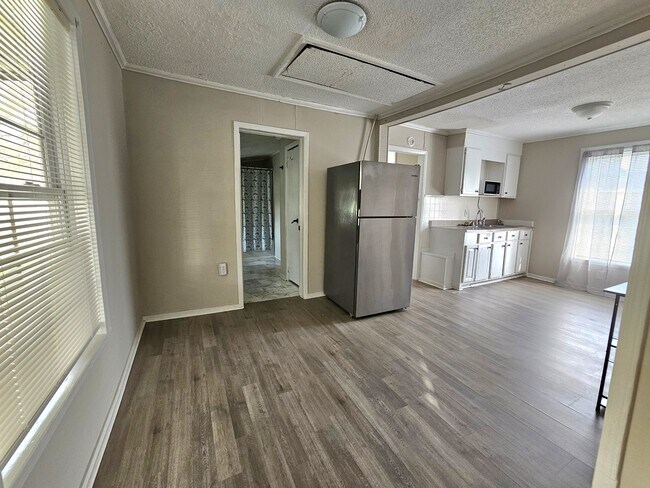 Building Photo - 5202 Dellinger Cir