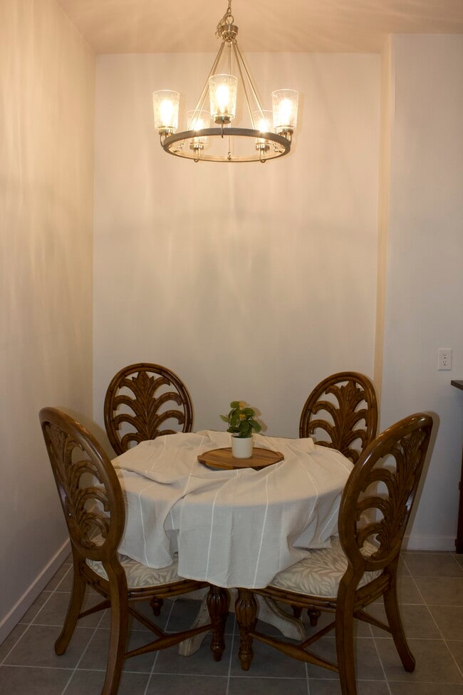 Kitchen Table - 120 1st St SE