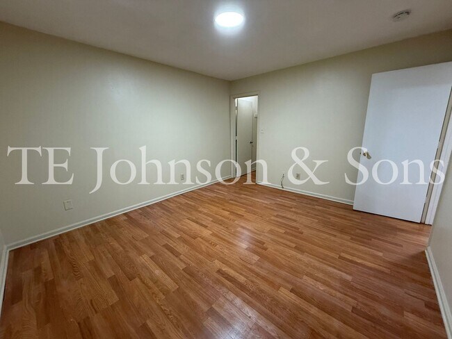 Building Photo - Comfortable Living with Included Utilities on Oakshire