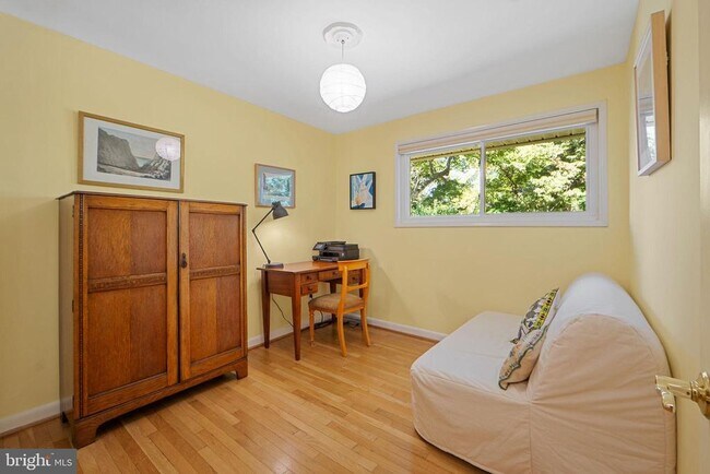 Building Photo - 5929 Avon Dr