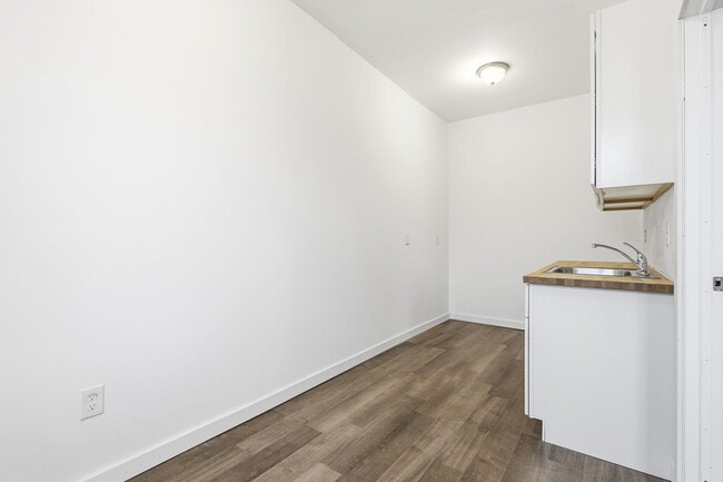 Building Photo - 3295 Rochester St