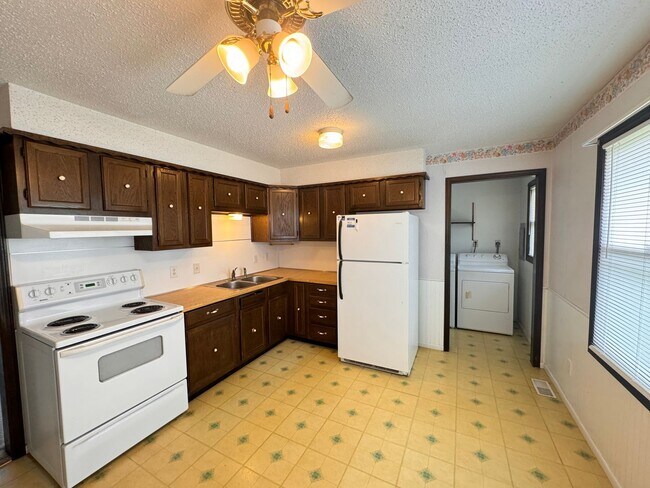 Building Photo - 3 bed 1 bath, Small Town Living!