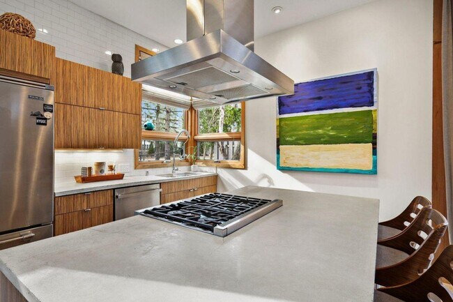 Building Photo - Mid-Century Home