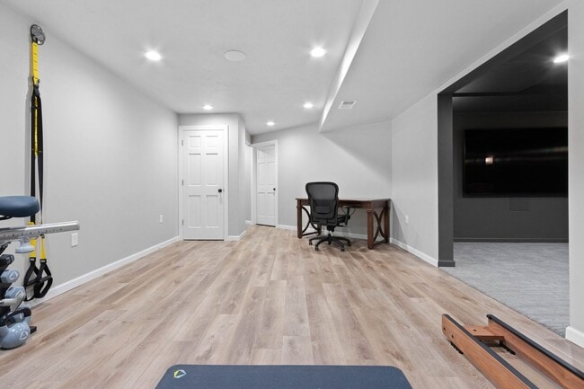 Building Photo - River Point Court Duplex