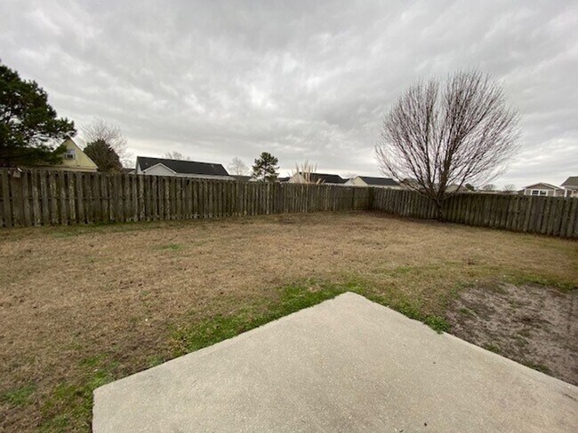 Building Photo - Welcome to this beautiful 4 bedroom, 2 bathroom home located in the desirable area of Wilmington,...