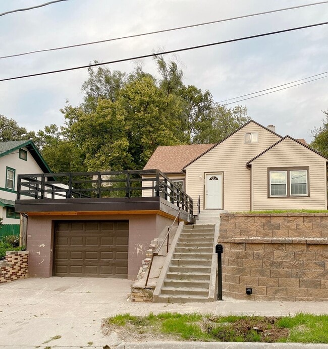 Building Photo - Beautifully updated 5 bed 2 bath house $2200