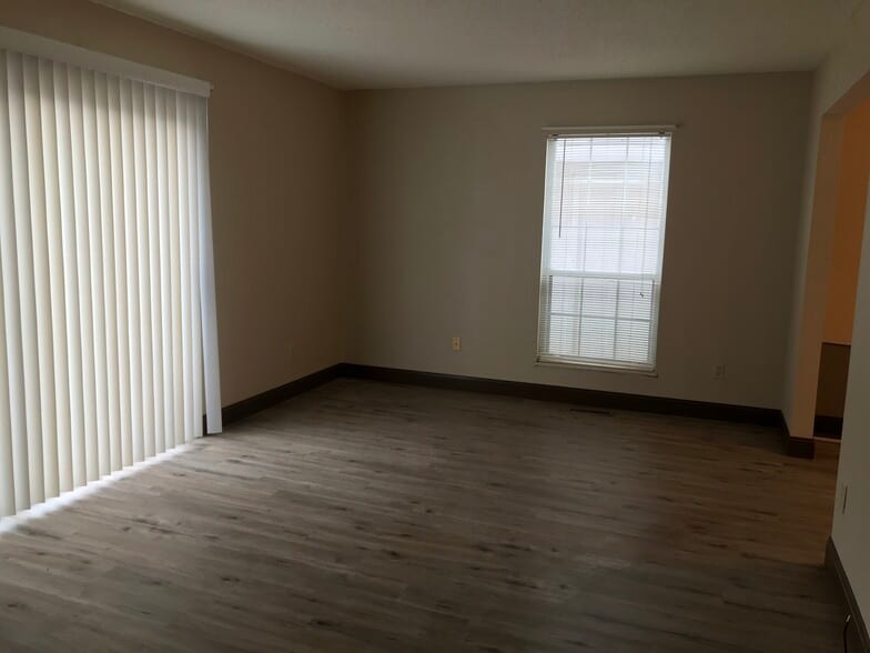 Large living area-slider to outdoor patio - 8612 W Main St