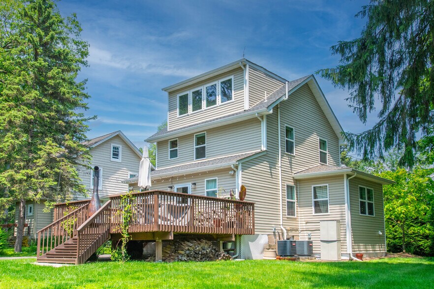 Building Photo - 247 Airmount Ave