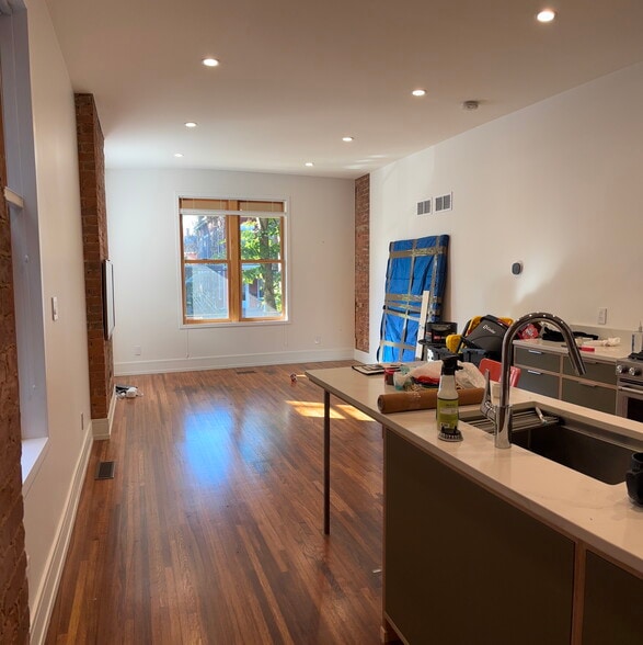 Building Photo - 1638 Pullan Ave