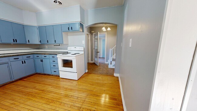 Building Photo - 3- Bedroom, 1- Bath Home with a 2 Car Gara...