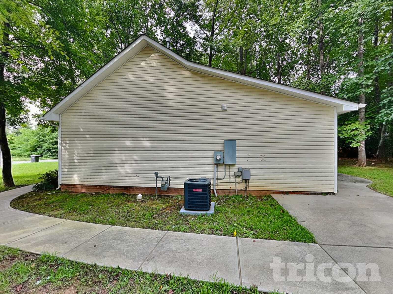 Building Photo - 821 Gore St