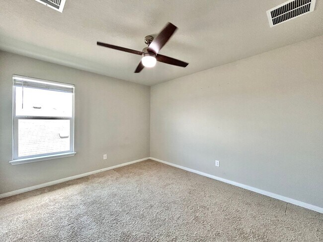 Building Photo - Bright and Spacious 4/BR 3/BA Home with Pr...
