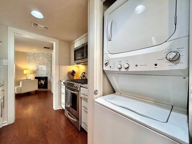 Building Photo - Luxury 1 Bed, 1.5 Bath Loft with Spectacular Downtown City Views