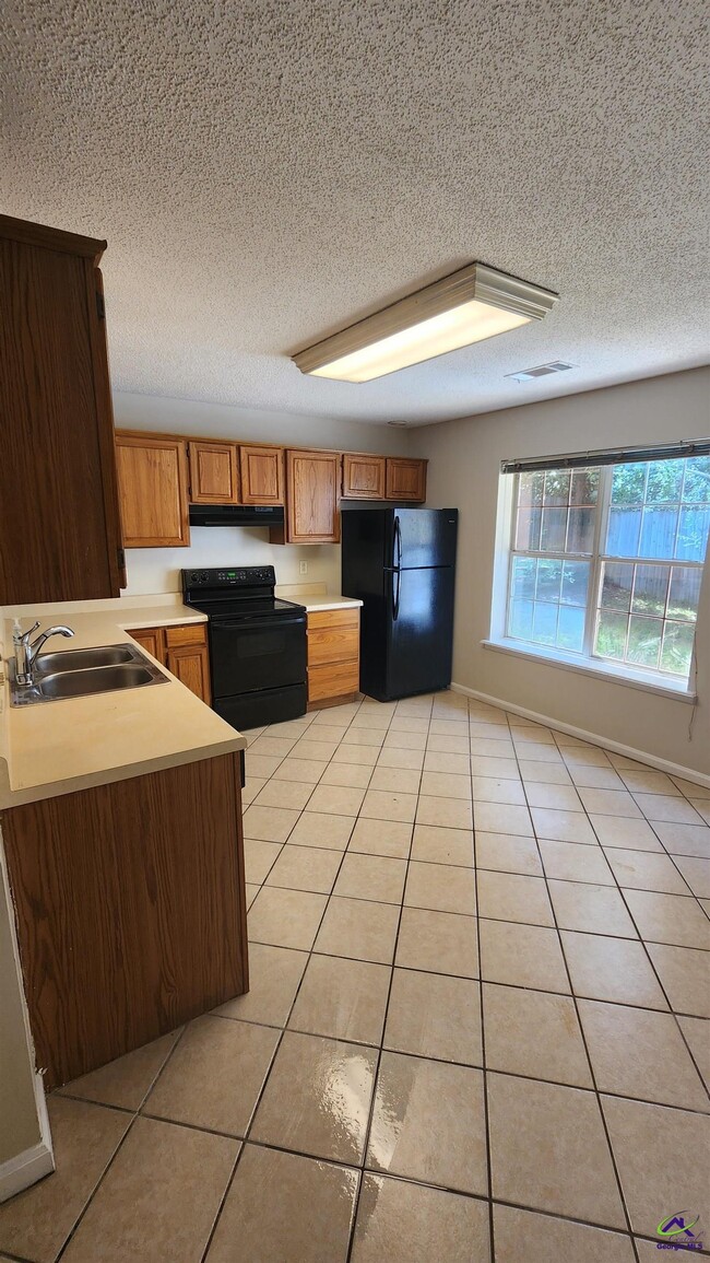 Building Photo - 45 Skyway Dr