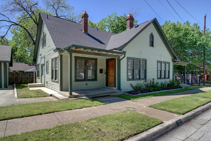 Primary Photo - 1207 W Richmond Ave