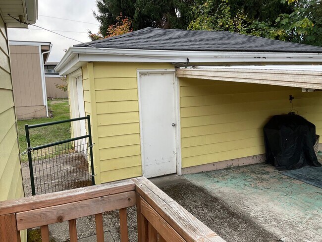 Building Photo - Great 2 Bedroom 1 Bath Home Near the Heart of Shelton