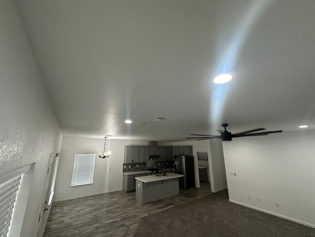 Building Photo - 909 E Olive Ave