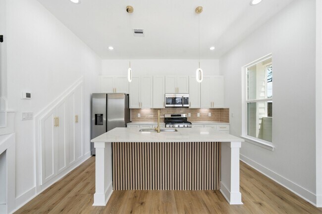 Building Photo - 8910 Knoll Leaf Dr
