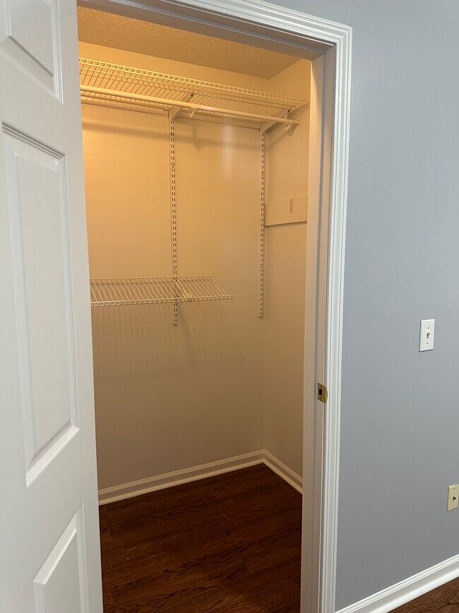 Building Photo - 510 Pine Knoll Dr