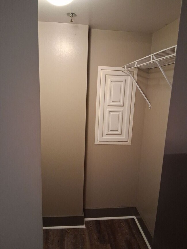 Building Photo - Short-term lease ONLY (NOW through July 15...