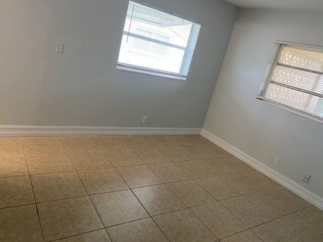 Building Photo - 2726 NE 5th Ave