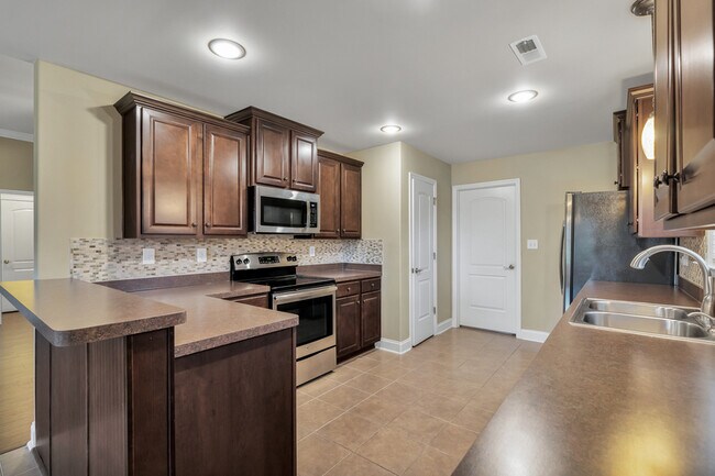 Building Photo - 128 Willow Tree Dr