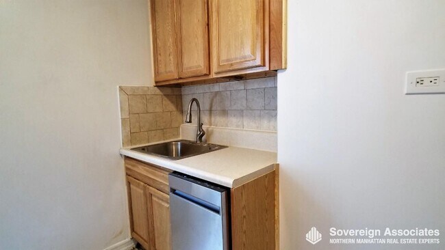 Building Photo - 715 W 172nd St