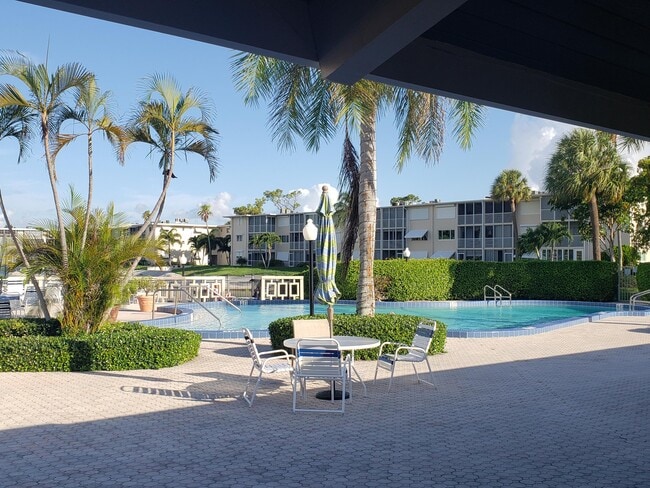 Building Photo - 2615 Garden Dr N