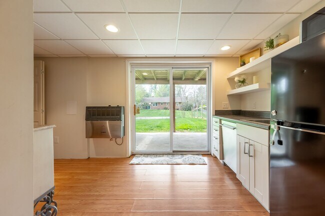 Building Photo - Spacious Ranch Close to Campus