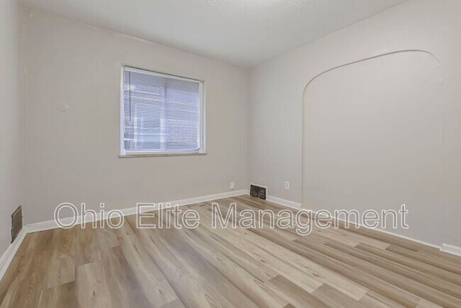Building Photo - 987 Lilley Ave