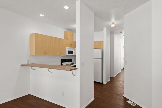 Building Photo - Recently updated 3 bedroom, 2.5 bath Townhouse in Beaverton