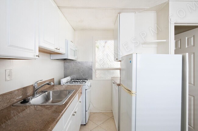 Building Photo - *OPEN HOUSE: 8/30 1:30-2:30PM* Studio in t...