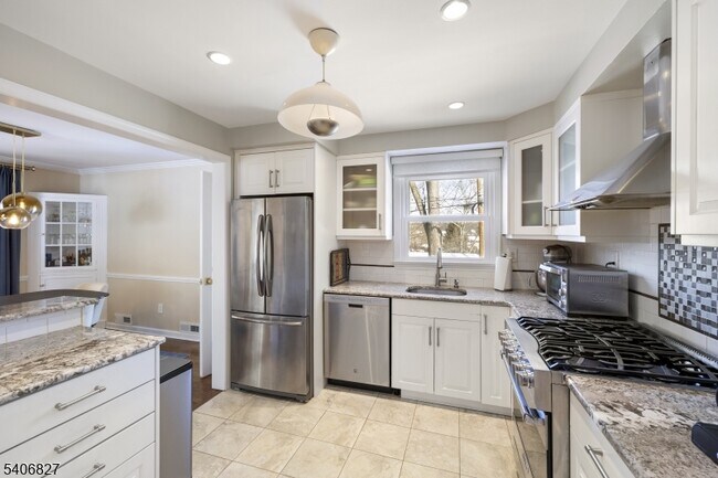 Building Photo - 23 Victor Ave