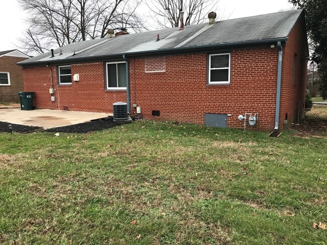 Building Photo - -- AVAILABLE JULY 1ST -- 3 BR / 1 BA West ...