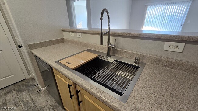 Building Photo - 6955 N Durango Dr