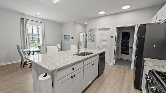 Building Photo - 293 Lillian St