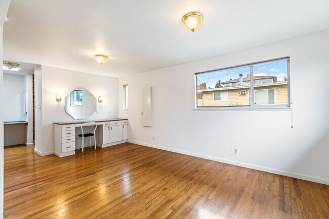 Building Photo - Lower Kennydale - Renton 4-bedroom 2.5 bath.