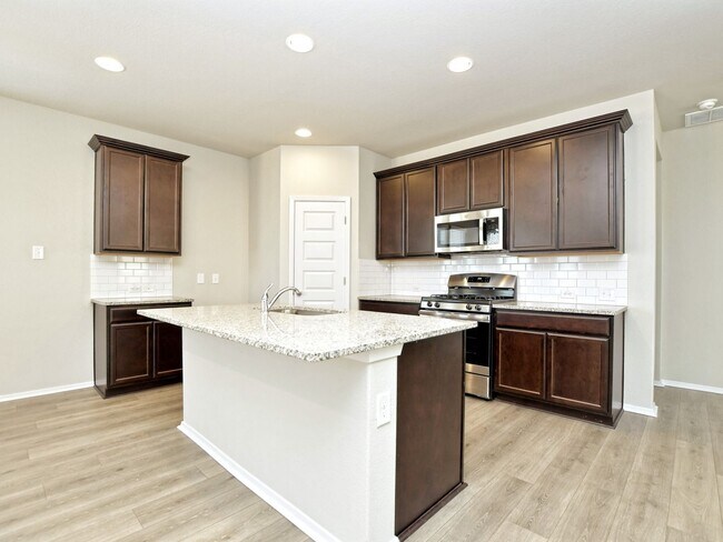 Building Photo - 5 BR + Office /2.5 BA - 2637 SF - Cloverleaf in SOUTH AUSTIN!